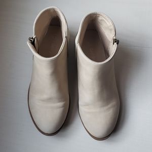 Cat and Jack girl booties size13 in beige color